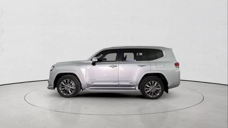 2025 Toyota Land Cruiser thumbnail 3