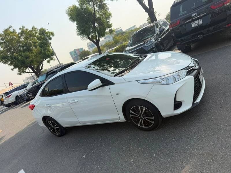 2022 Toyota Yaris thumbnail 2