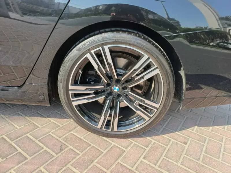 2026 BMW 7 Series thumbnail 9