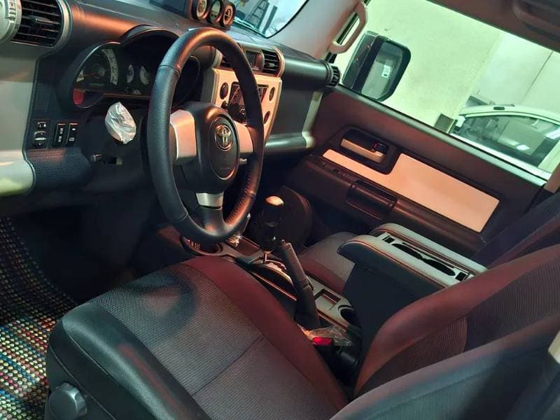 2014 Toyota FJ Cruiser thumbnail 2
