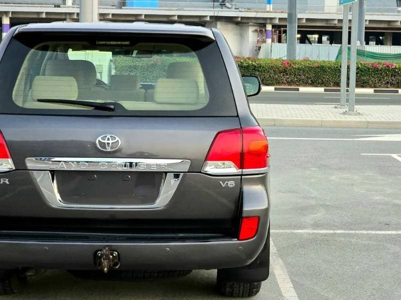 2012 Toyota Land Cruiser thumbnail 3