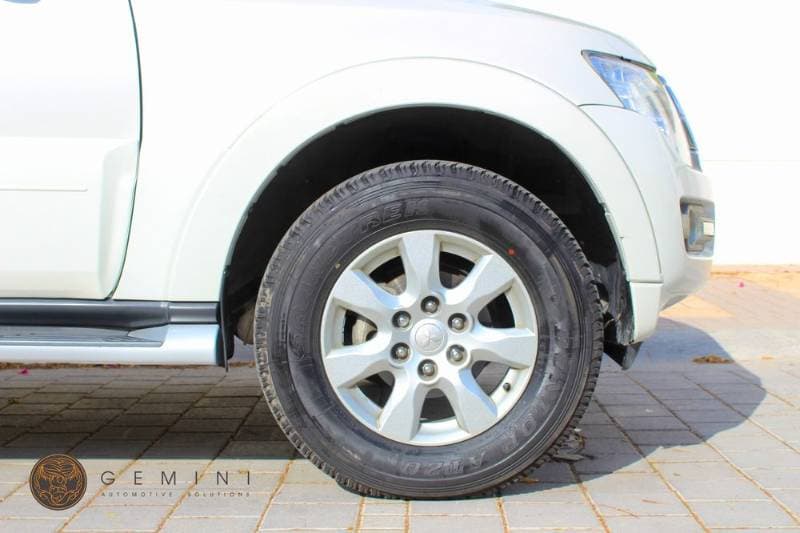 2017 Mitsubishi Pajero thumbnail 9