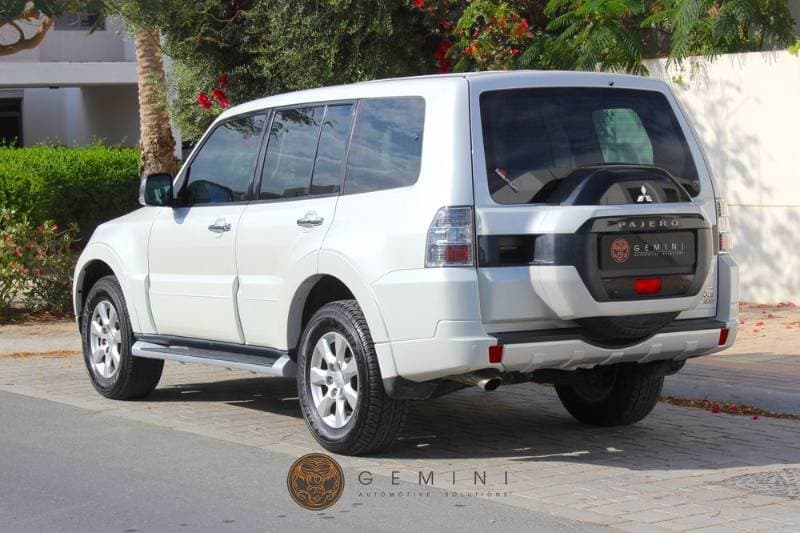 2017 Mitsubishi Pajero thumbnail 6