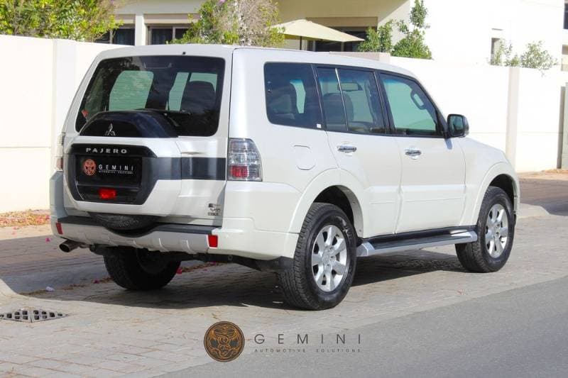2017 Mitsubishi Pajero thumbnail 7