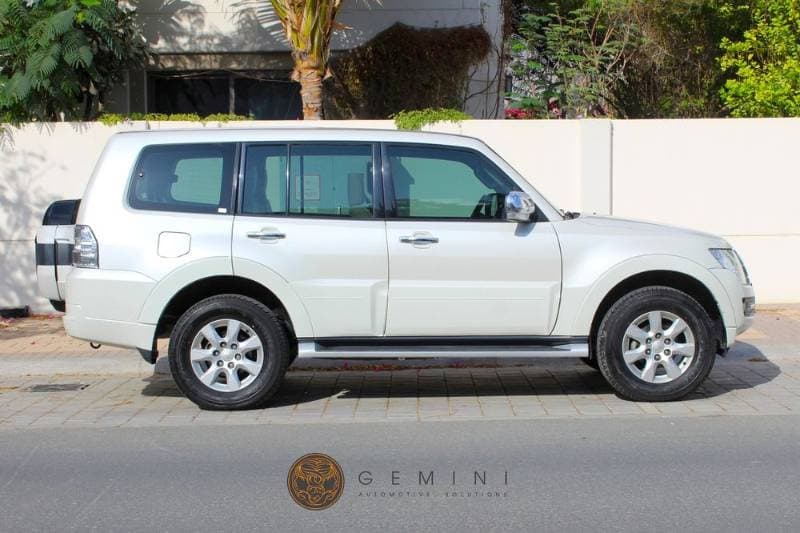 2017 Mitsubishi Pajero thumbnail 5