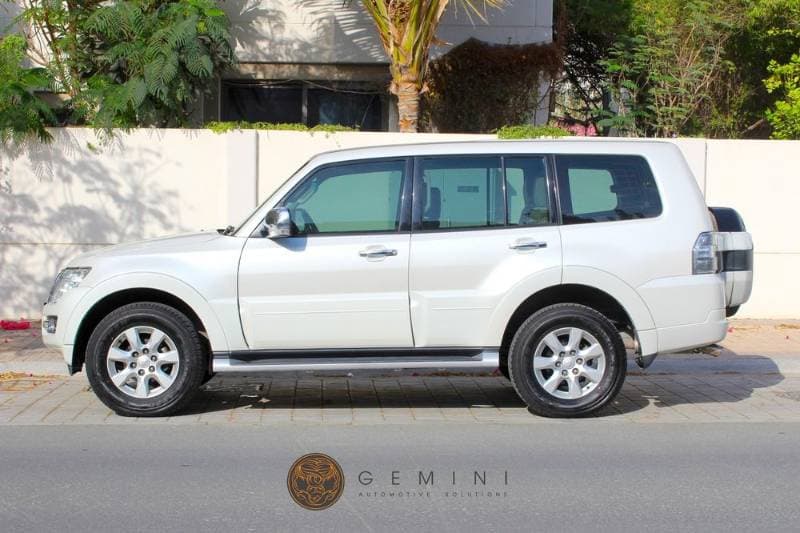 2017 Mitsubishi Pajero thumbnail 4