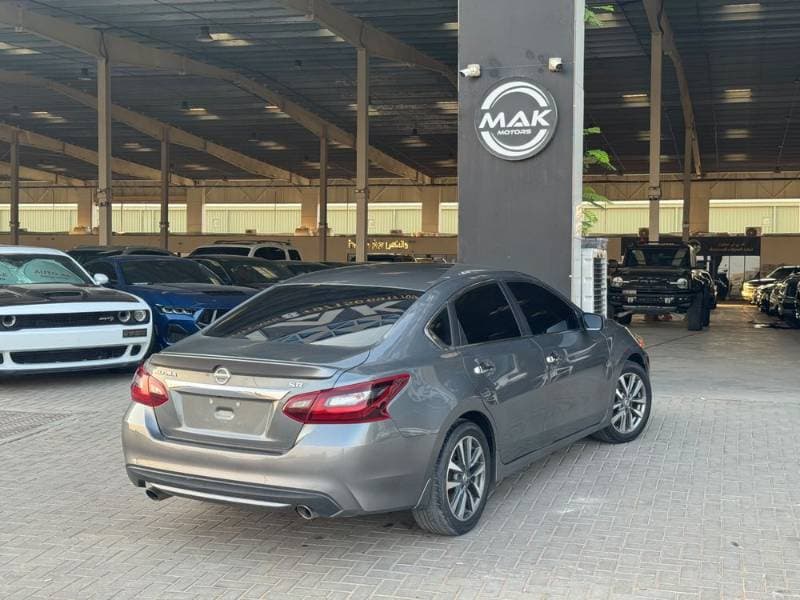 2018 Nissan Altima thumbnail 2
