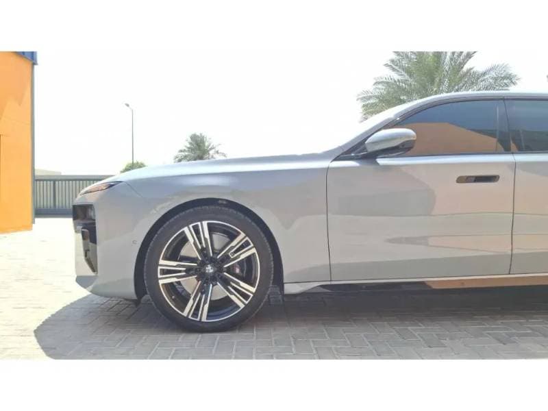 2026 BMW 7 Series thumbnail 9