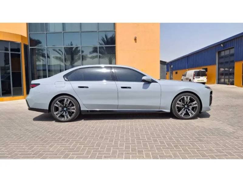 2026 BMW 7 Series thumbnail 8
