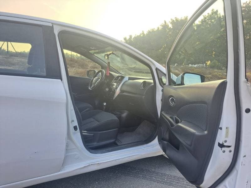 2016 Nissan Versa thumbnail 9