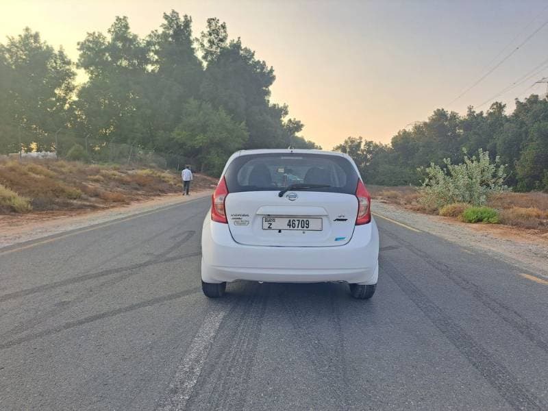 2016 Nissan Versa thumbnail 2
