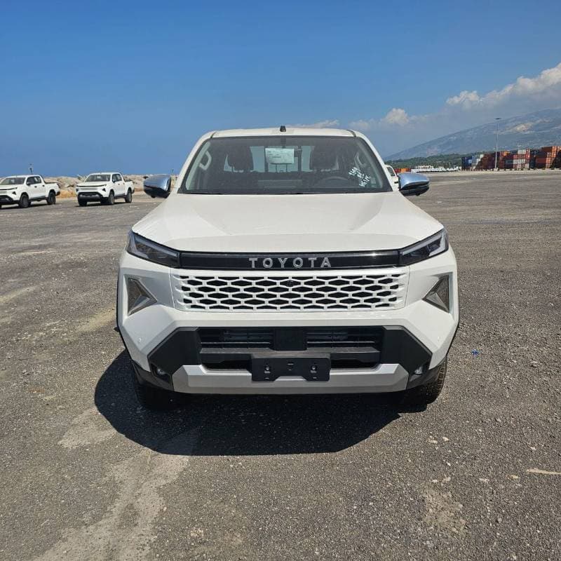 2027 Toyota Hilux thumbnail 4