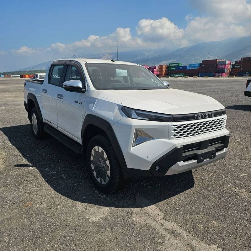 2027 Toyota Hilux thumbnail 2