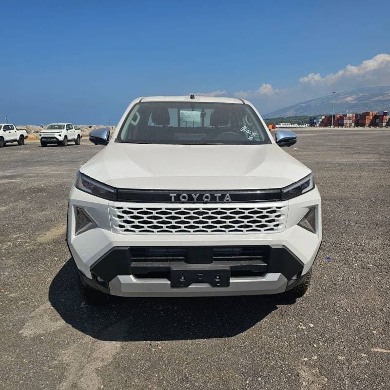 2027 Toyota Hilux thumbnail 3