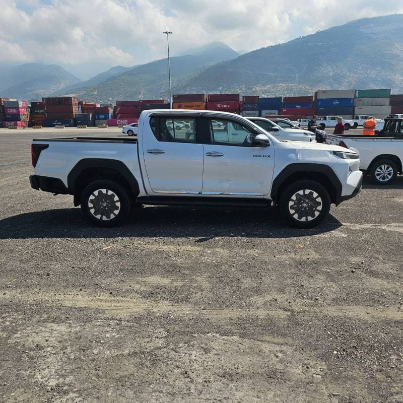 2027 Toyota Hilux thumbnail 5