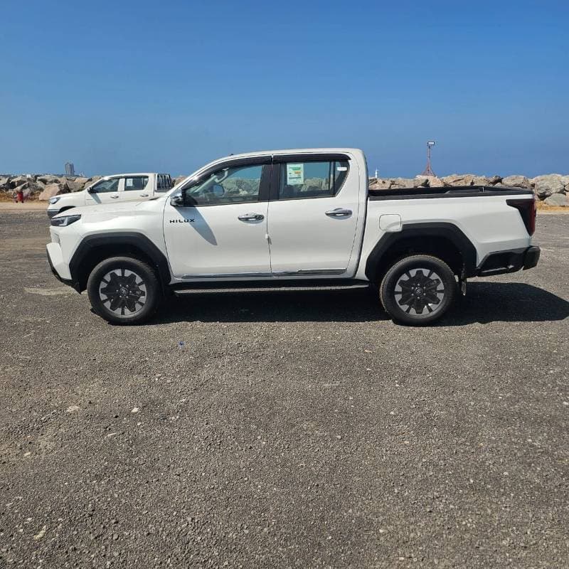 2027 Toyota Hilux thumbnail 6