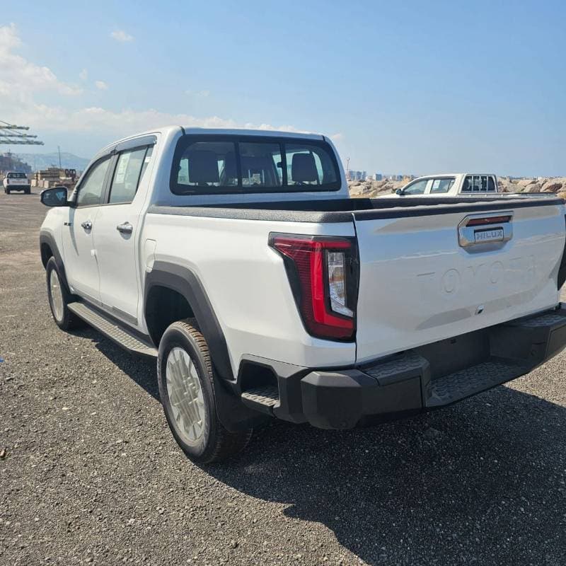 2027 Toyota Hilux thumbnail 8