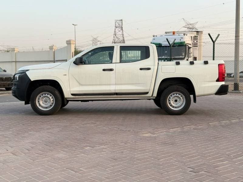2027 Mitsubishi L200 thumbnail 4