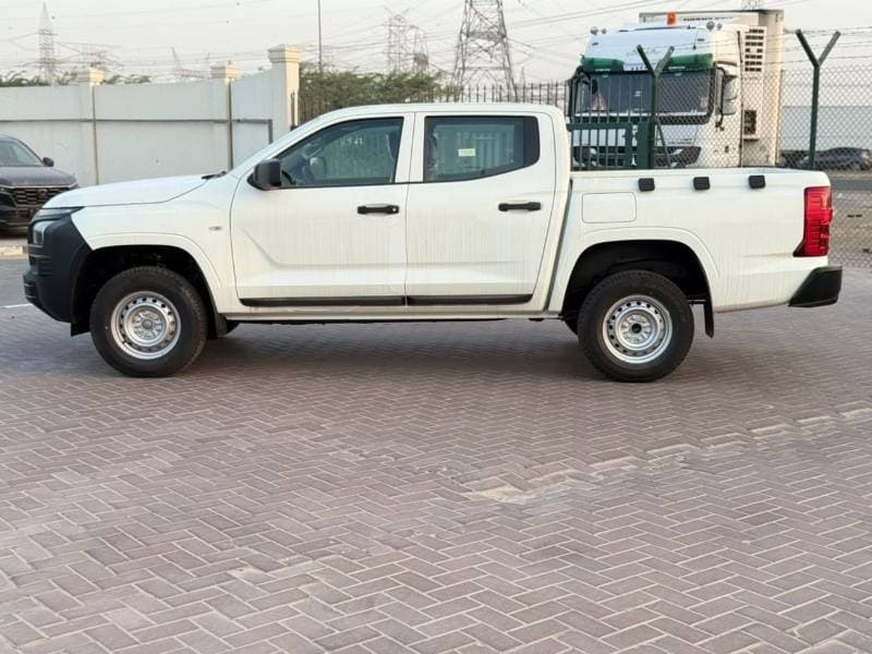 2027 Mitsubishi L200 thumbnail 2
