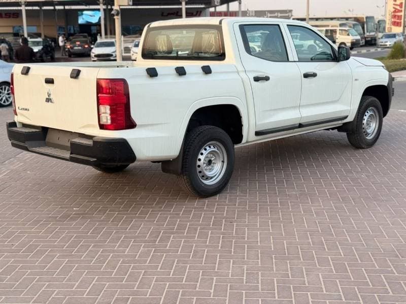 2027 Mitsubishi L200 thumbnail 3
