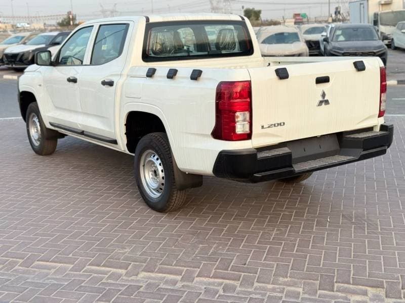 2027 Mitsubishi L200 thumbnail 6