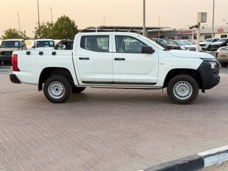 2027 Mitsubishi L200 thumbnail 7