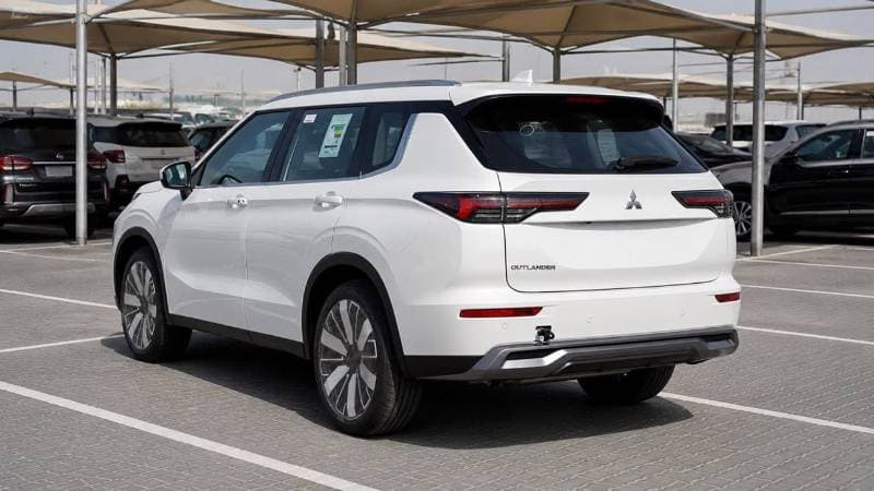 2026 Mitsubishi Outlander thumbnail 3