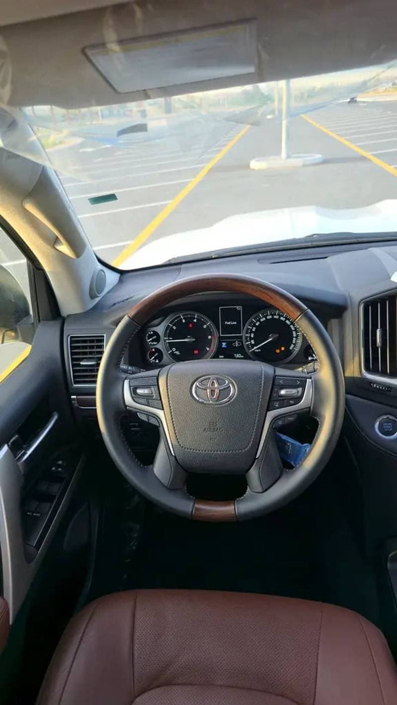 2020 Toyota Land Cruiser thumbnail 9