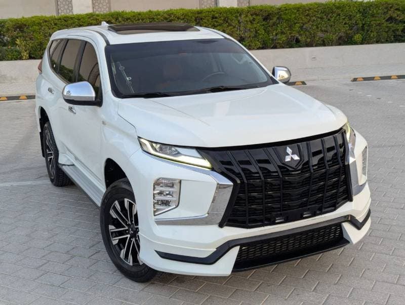2022 Mitsubishi Montero thumbnail 2