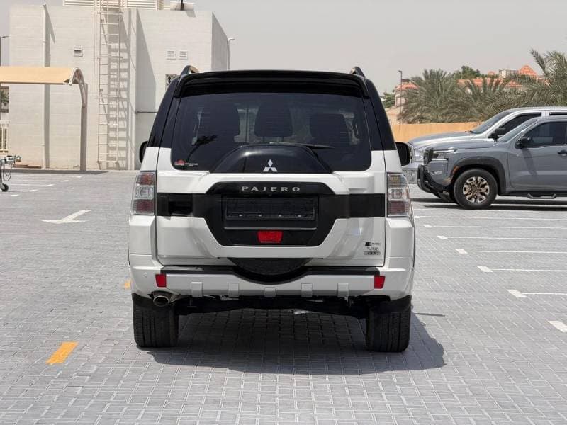 2017 Mitsubishi Pajero thumbnail 3