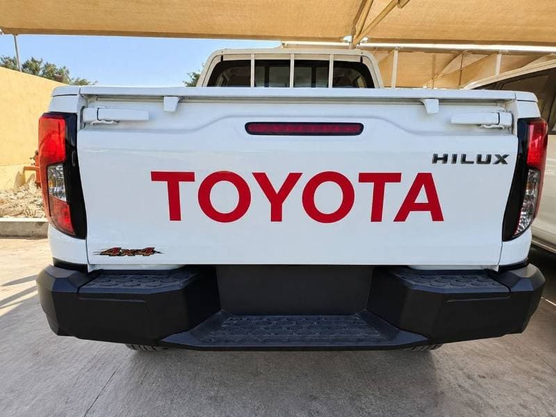2027 Toyota Hilux thumbnail 4