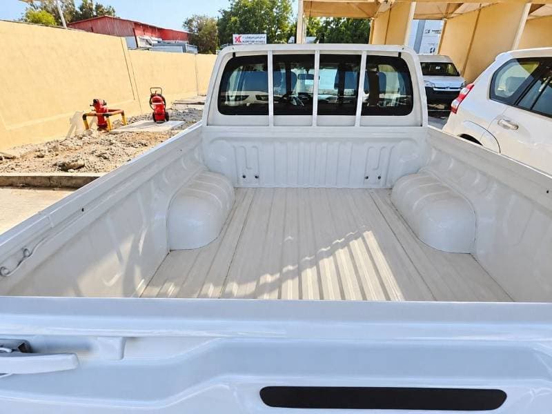 2027 Toyota Hilux thumbnail 3