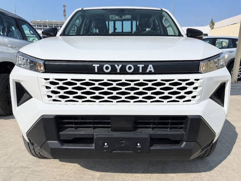 2027 Toyota Hilux thumbnail 2
