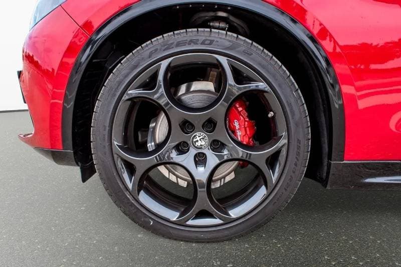 2024 Alfa Romeo Stelvio thumbnail 4
