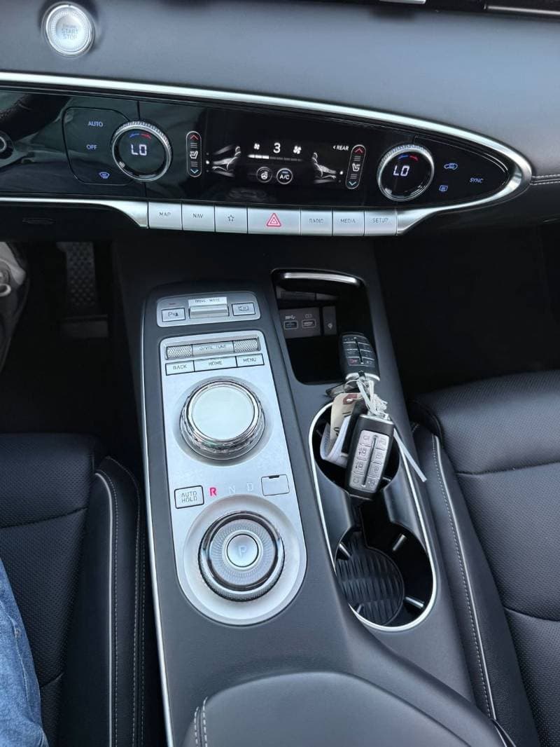 2023 Genesis GV70 thumbnail 8