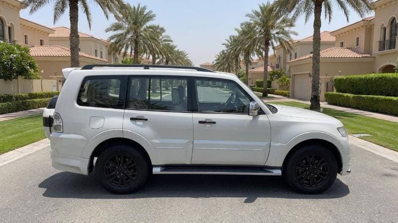 2020 Mitsubishi Pajero thumbnail 3
