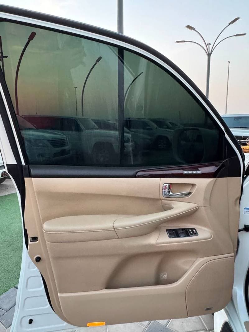 2010 Lexus LX570 thumbnail 5