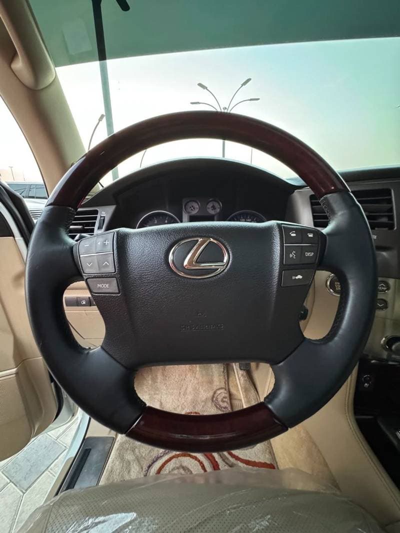 2010 Lexus LX570 thumbnail 10