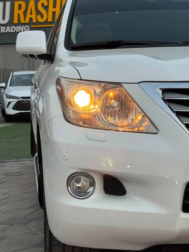 2010 Lexus LX570 thumbnail 4