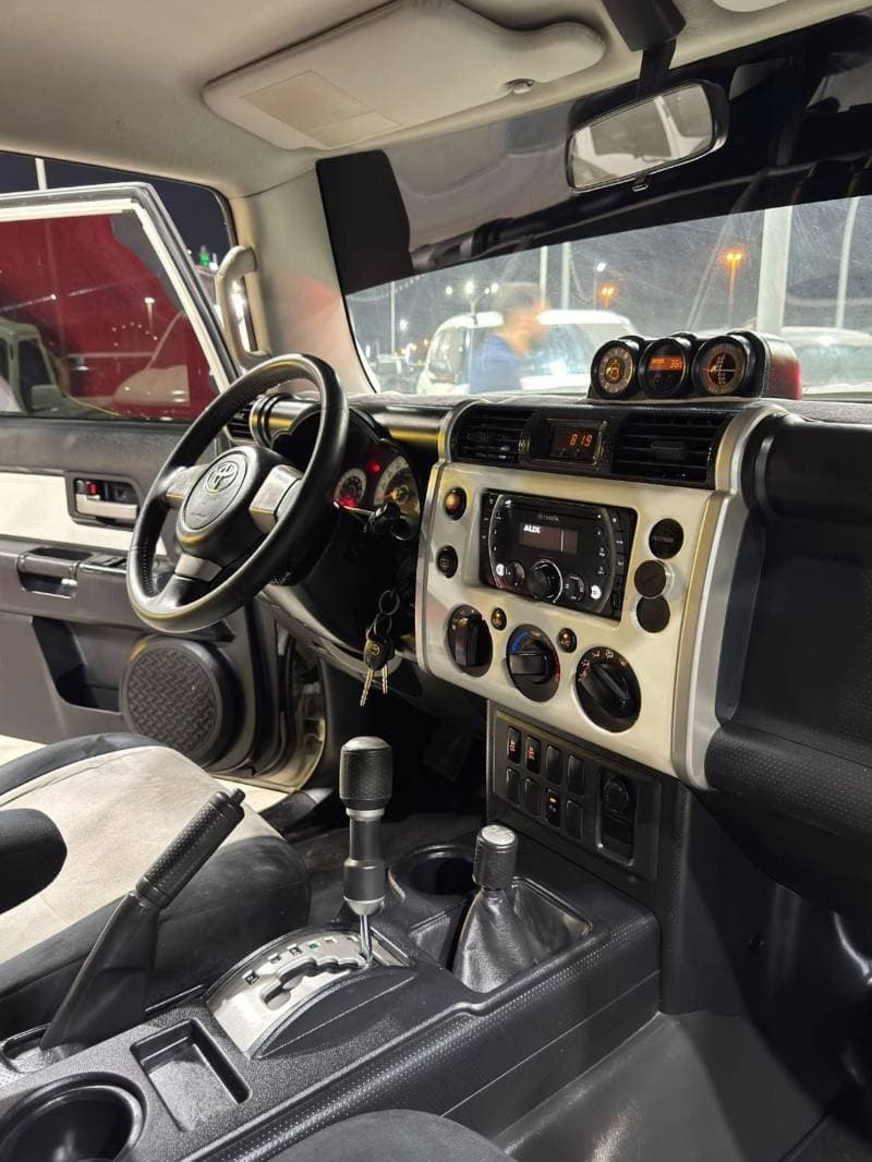 2014 Toyota FJ Cruiser thumbnail 3