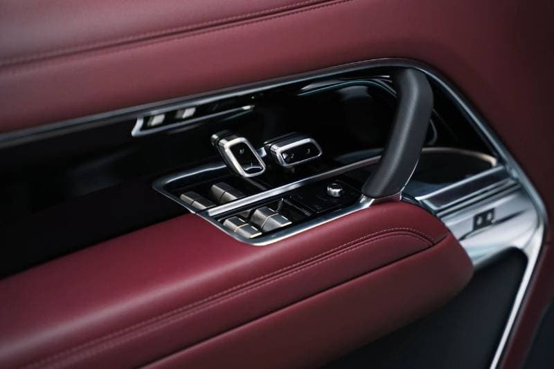 2026 Land Rover Range Rover thumbnail 9