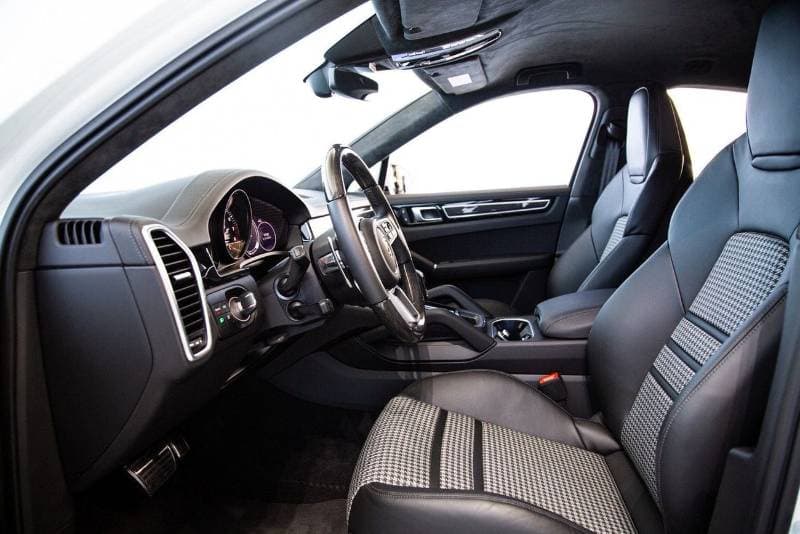 2023 Porsche Cayenne thumbnail 7