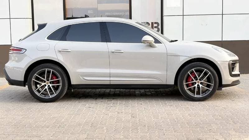 2023 Porsche Macan thumbnail 8