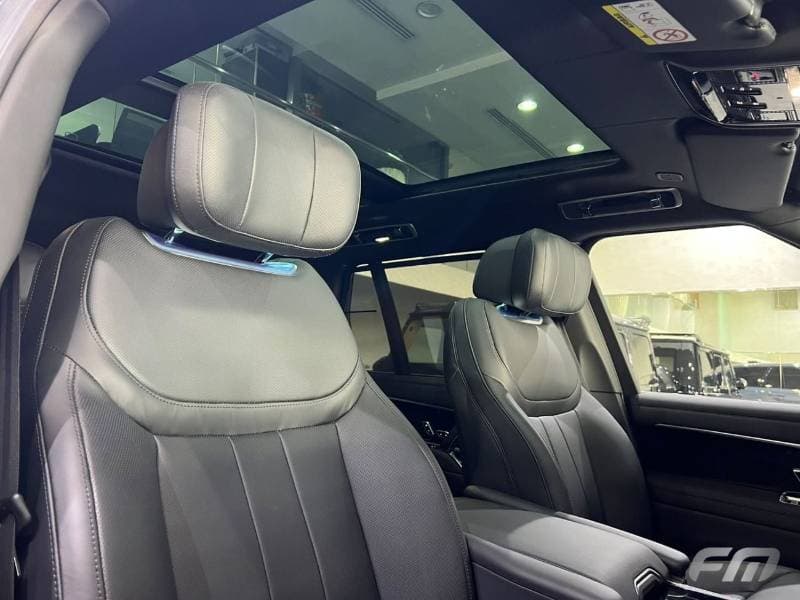 2026 Land Rover Range Rover thumbnail 9