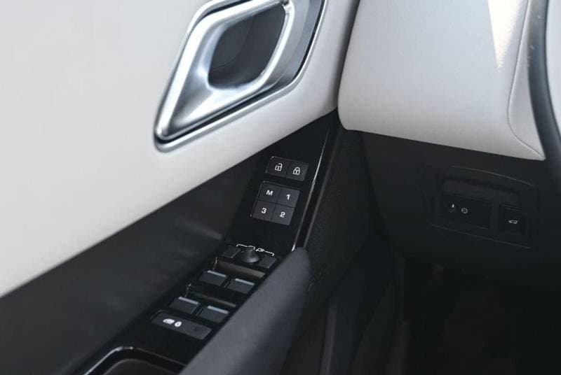 2025 Land Rover Range Rover Velar thumbnail 9