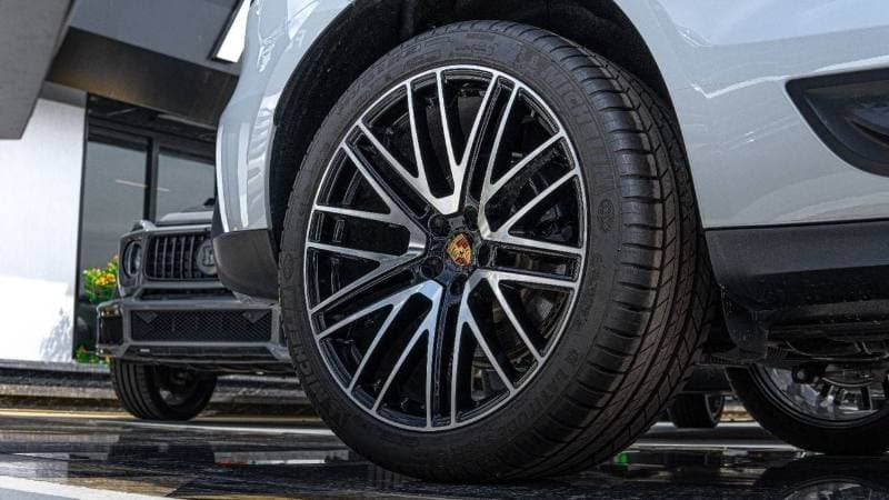 2024 Porsche Macan thumbnail 5