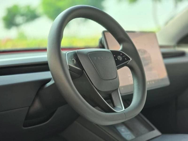 2025 Tesla Model 3 thumbnail 5