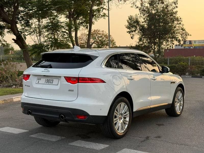 2017 Jaguar F-PACE thumbnail 4