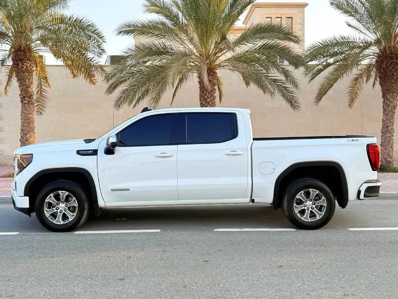 2024 GMC Sierra thumbnail 2