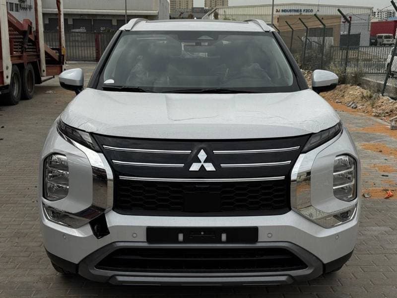 2026 Mitsubishi Outlander thumbnail 3